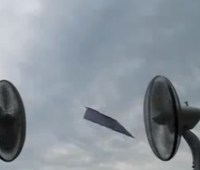 扇風機を2台向かい合わせに置くと紙飛行機が浮く！？