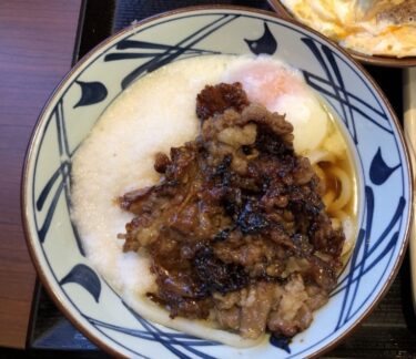丸亀製麺で牛焦がしとろ玉うどんと臭い天ぷらが出てきた